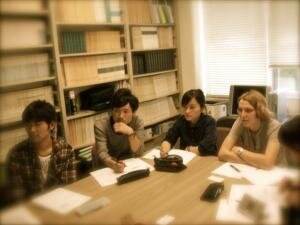 Konzentriertes Arbeiten in einem Seminar (Japan)